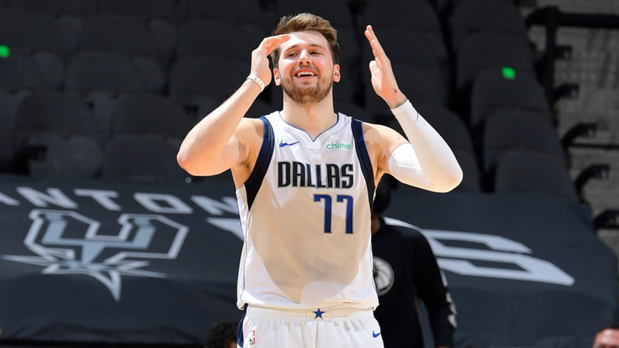 Luka Doncic avec le maillot des Mavericks pur qui le début de saison est compliqué