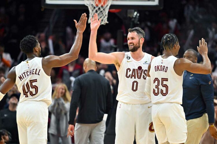 Donovan Mitchell Kevin Love et Isaac Okoro avec une victoire de Cleveland Cavaliers