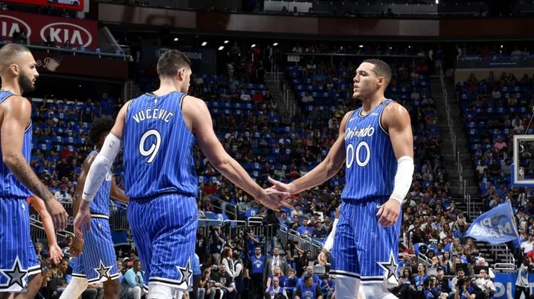 Le duo Nikola Vucevic et Aaron Gordon avec le maillot du Magic d'Orlando en 2020